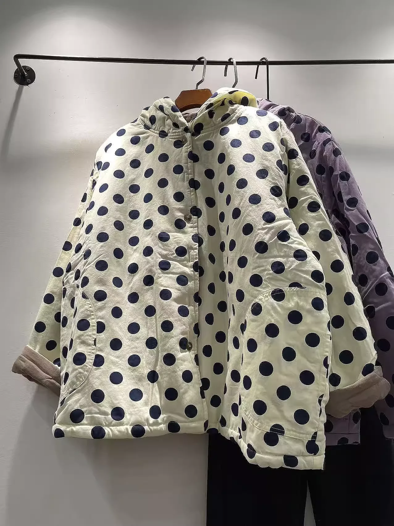 

Бюст 128 см винтажная белая чистая синяя хлопковая стеганая куртка с принтом в горошек женская зимняя двусторонняя куртка большого размера с капюшоном верхняя одежда