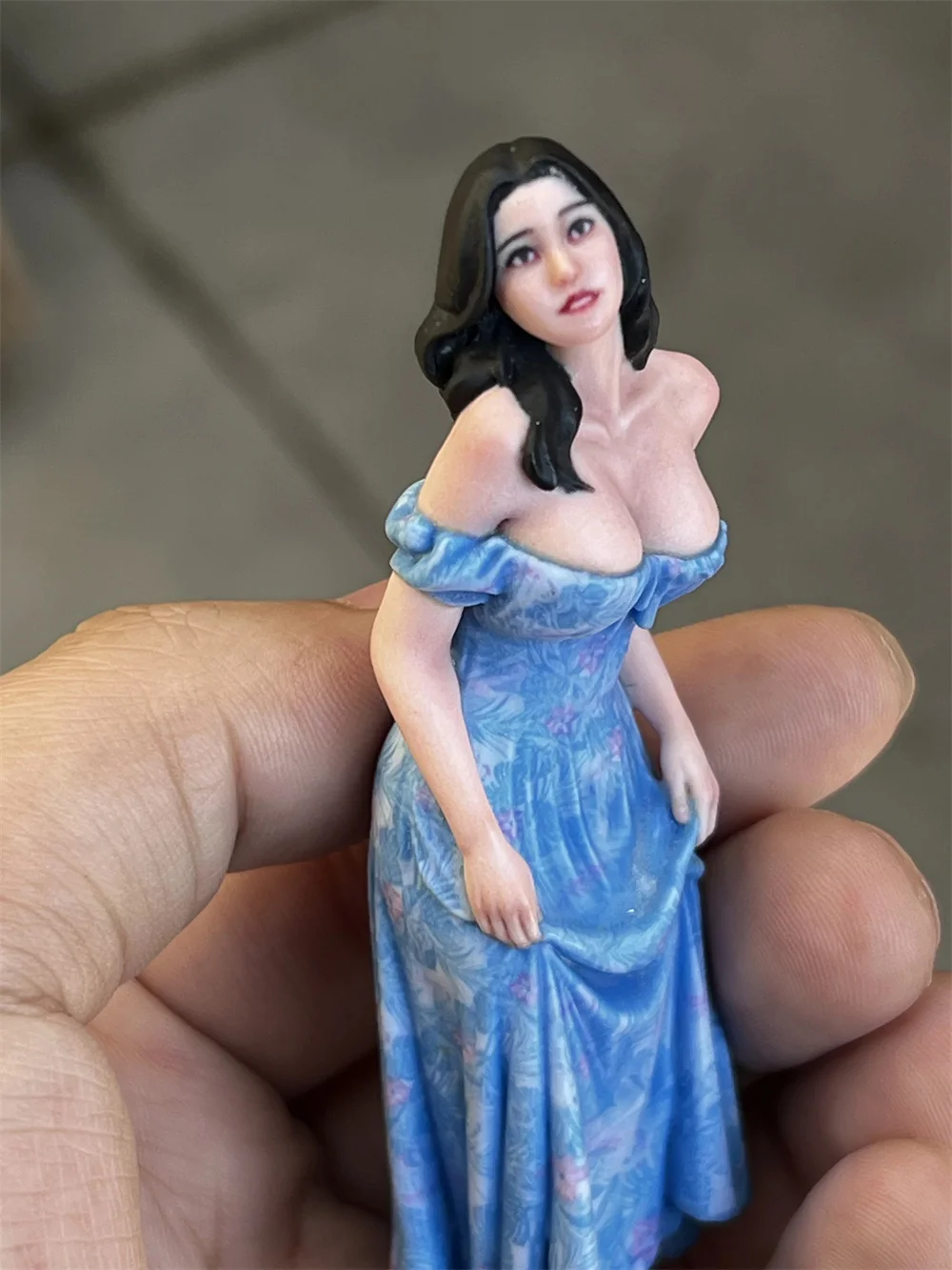 

3D Printed 1/12 1/16 1/18 Scale Cute Girl Lifting Her Skirt Figure Model Miniature Desktop Ornament Photography Props Car Decor