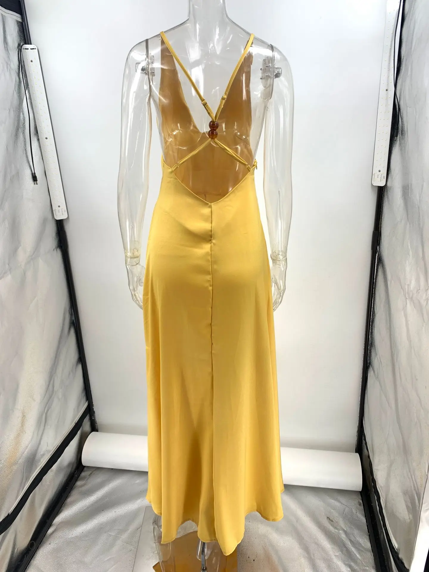 Seksowne satynowe sukienki na ramiączkach z głębokim dekoltem w serek, eleganckie damskie sukienki maxi bez rękawów z odkrytymi plecami, dopasowane, długie suknie letnie na wakacje 2025