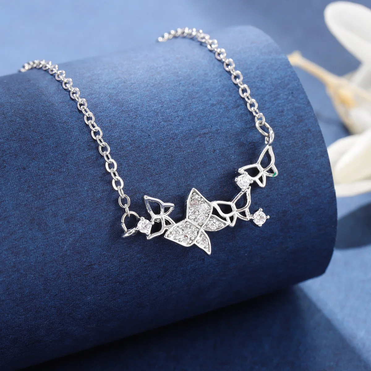 

New Creative Hollow Exquisite Butterfly Romantic Flying 925 Sterling Silver Jewelry Heart Crystal Clavicle Chain Necklaces XL056