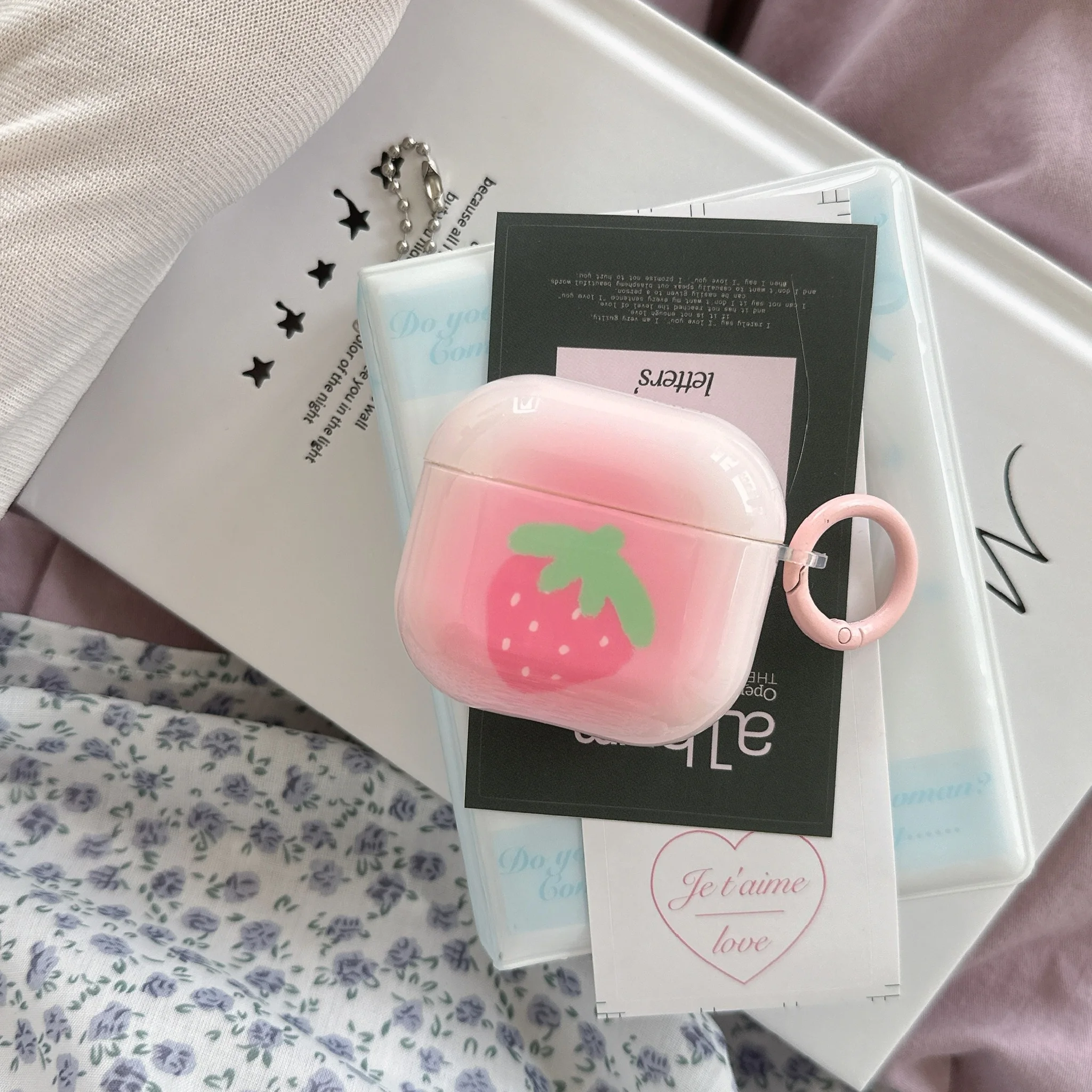 حافظة الفراولة الوردية مناسبة لسماعات AirPods 1/2/3/4 & Pro/Pro 2 - حافظة واقية لسماعات الأذن مضادة للانزلاق والصدمات، هدية عيد الميلاد، عيد الأم، للأصدقاء أو العائلة أو الزملاء!