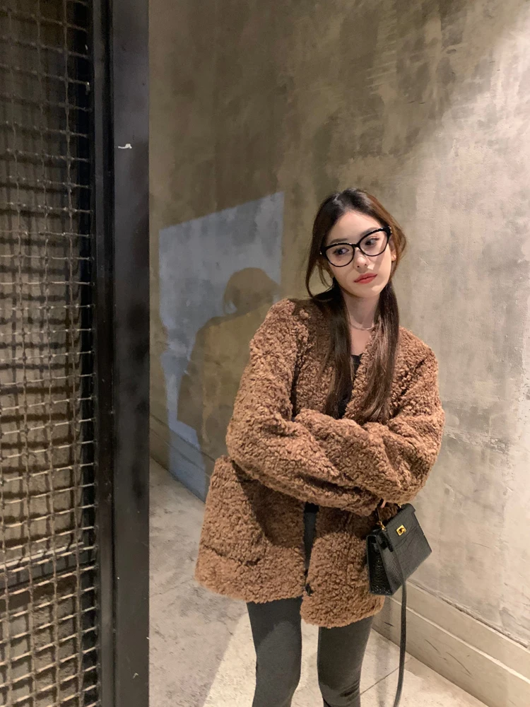 Black fur coat, a short winter coat imitating lambskin for women, with fur and fur integrated