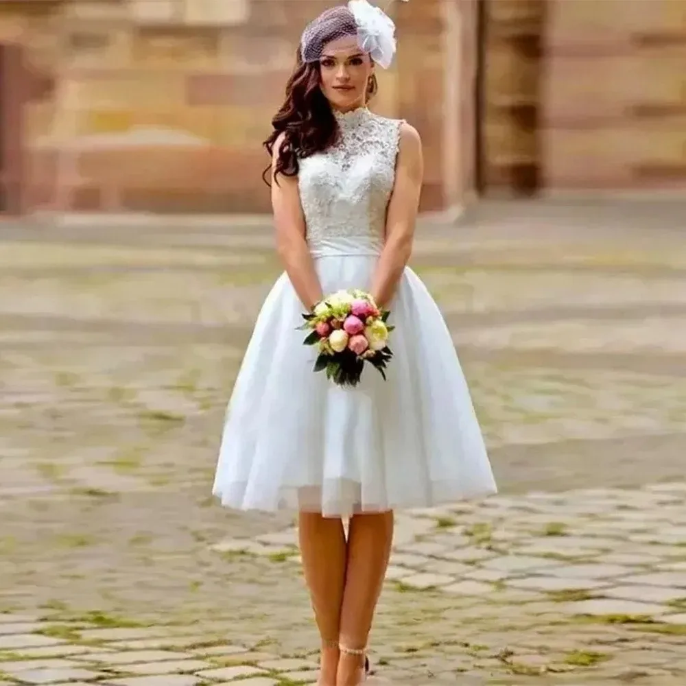 abito-da-sposa-corto-vintage-personalizzato-con-collo-alto-senza-maniche-in-pizzo-e-tulle-linea-a-con-schiena-aperta-per-la-sposa