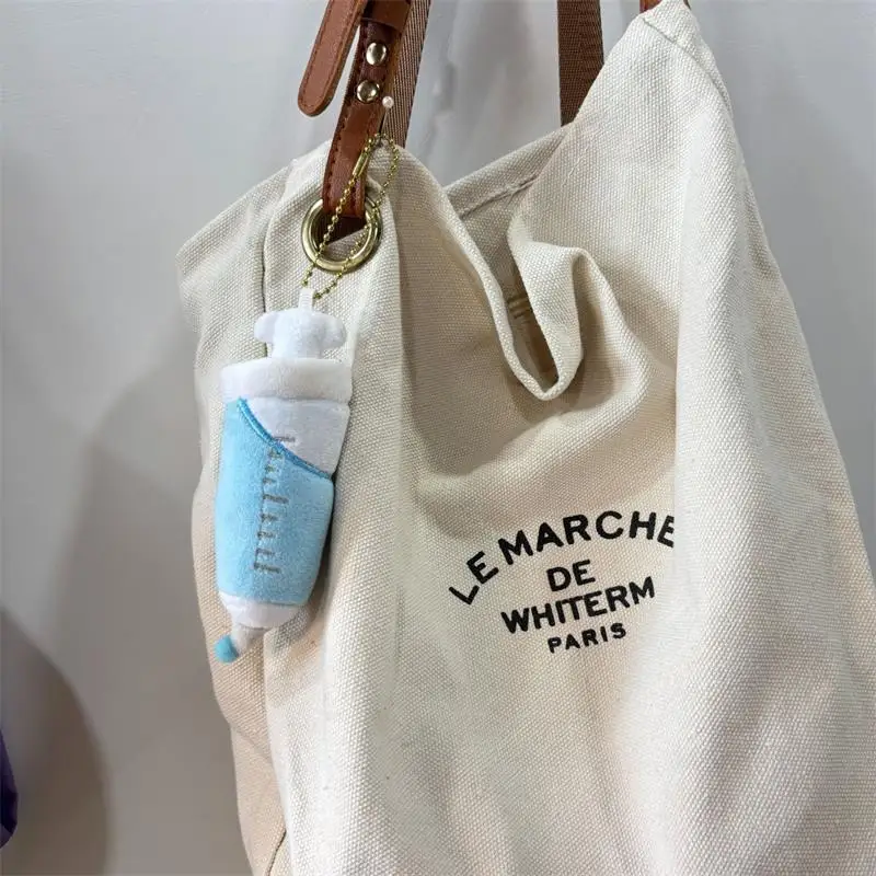 Petite seringue bleue de dessin animé drôle, poupée en peluche douce, porte-clés en peluche, pendentif de sac à dos Unique, accessoire de sac cadeau