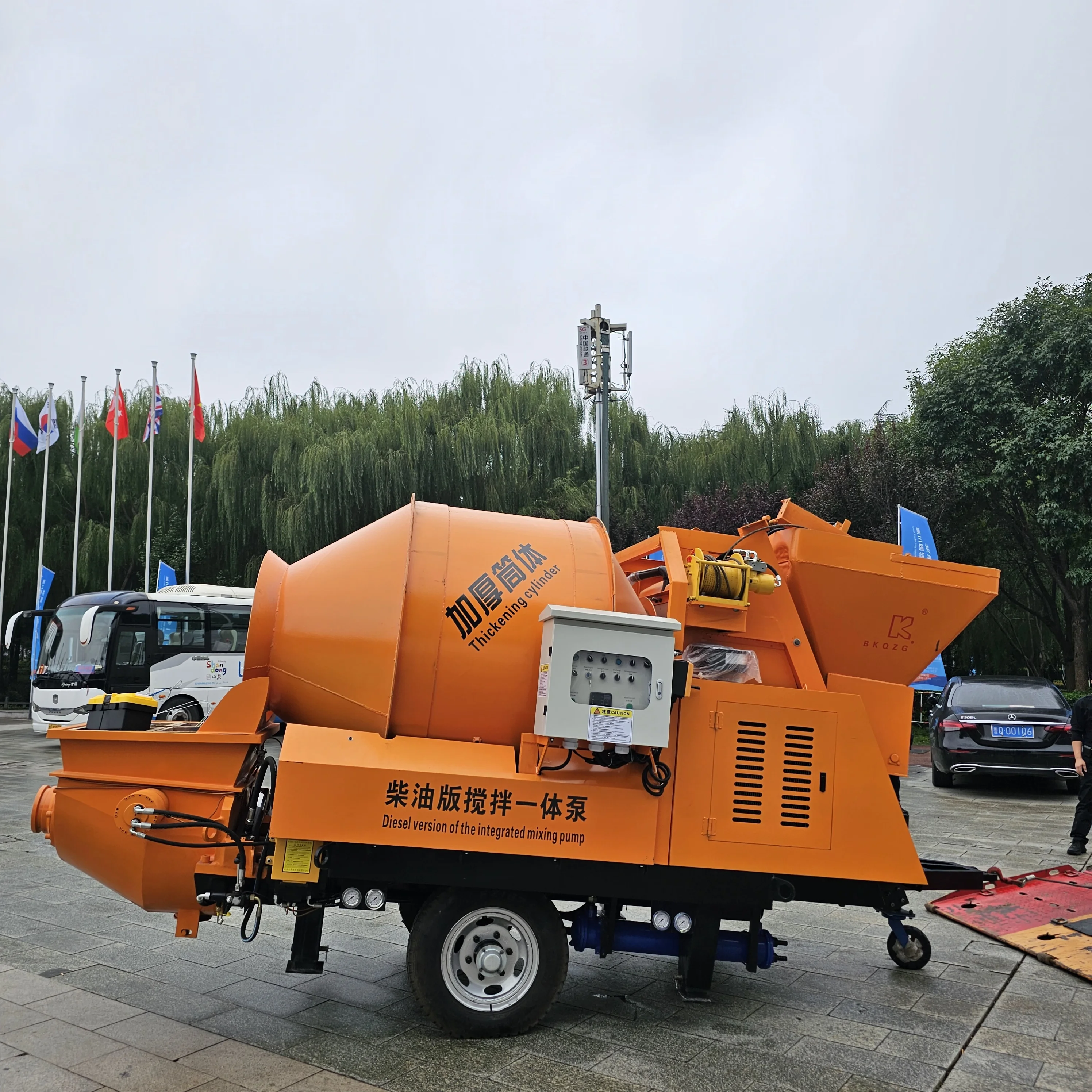 Customized Factory Direct Supply All-In-One Mobile Cement Mortar Pump Truck Small Pouring Concrete Mixing Conveying