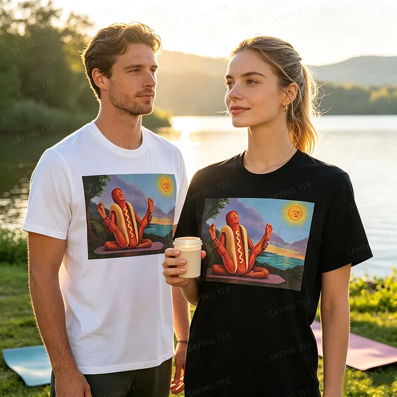 Hotdog, der sich in der Sonne sonnt, lustiges Hotdog-Yoga-T-Shirt, Y2k BBQ seltsame Essenskunst Comic-Grafik-Bekleidung, Yoga-Witz-Persönlichkeits-T-Shirt – Detail 3