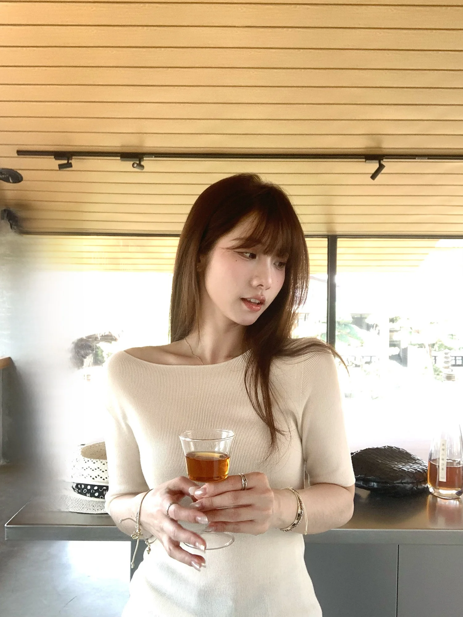 

Дышащая бесшовная футболка с коротким рукавом для женщин, летняя, облегающая, вязаная, с открытыми плечами/на одно плечо, приятная к телу