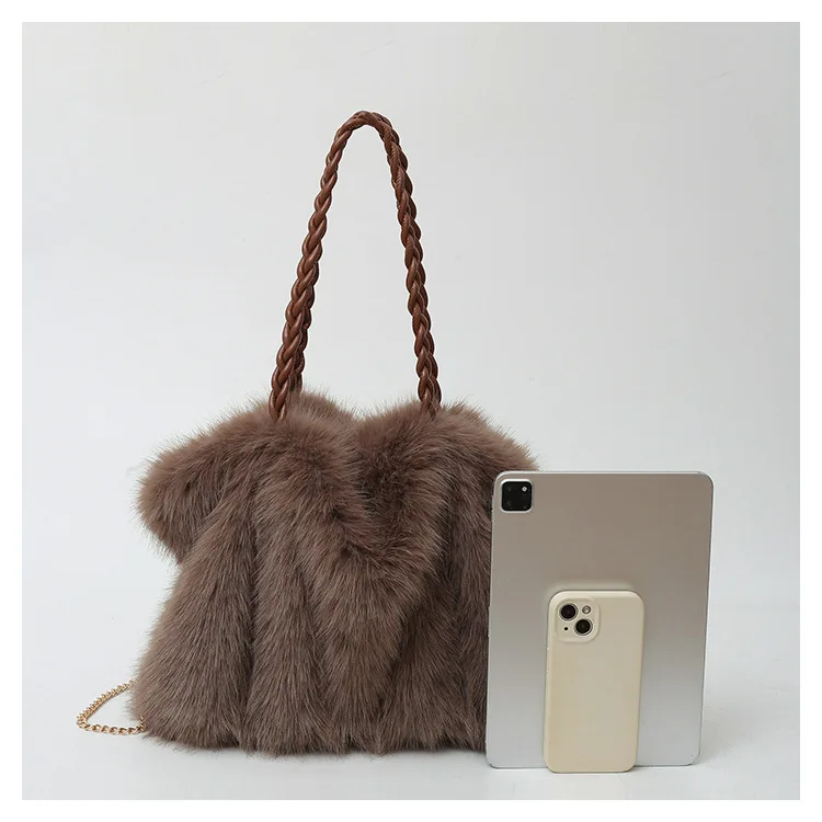 حقيبة كتف نسائية عصرية ذات سعة كبيرة للتنقل اليومي للخريف والشتاء مصنوعة من مادة ناعمة جديدة حقيبة فرو بسلسلة مطوية #5