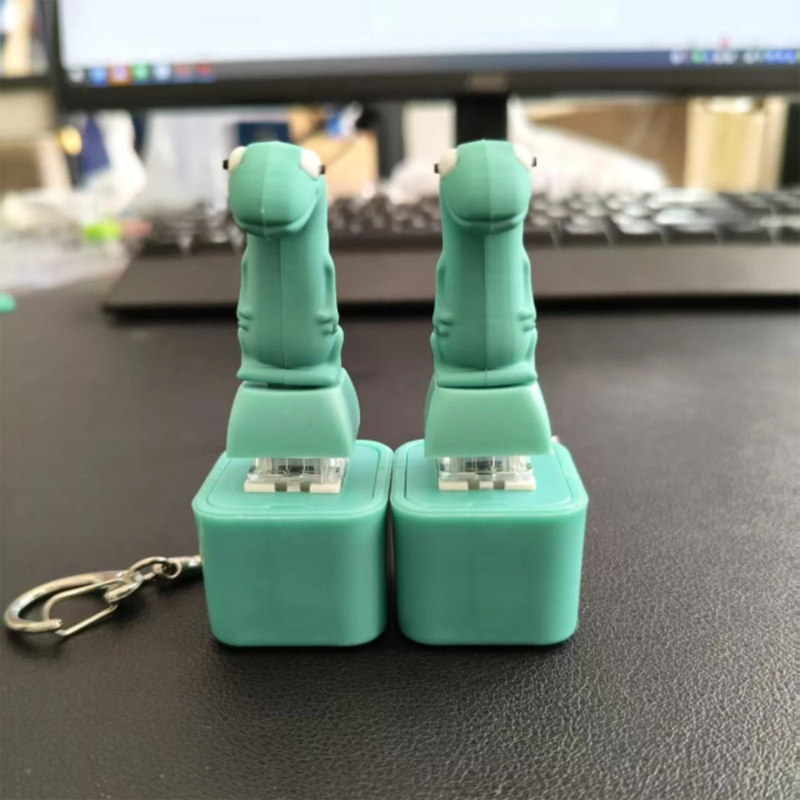 Lizard Shape Keychain Sound And Light Press Button To Emit Colorful Flashing Lights And Unique Sounds Rechargeable Stress Relief