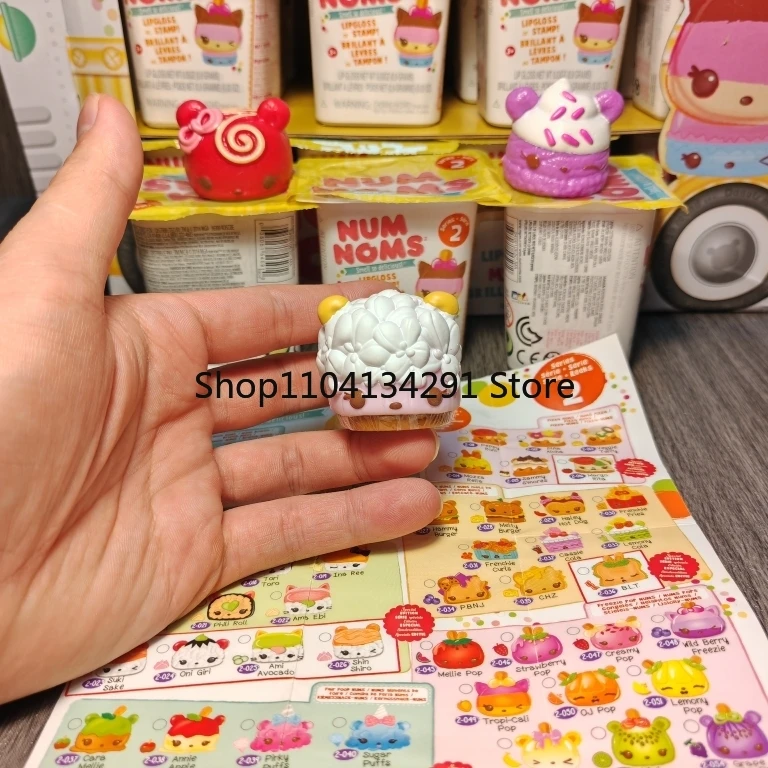 الأصلي MGA Num Noms رائحة لذيذة جدا المعطرة سلسلة 2 حزم غامضة ملمع الشفاه أو ختم Kawaii مفاجأة لعب للفتيات هدية