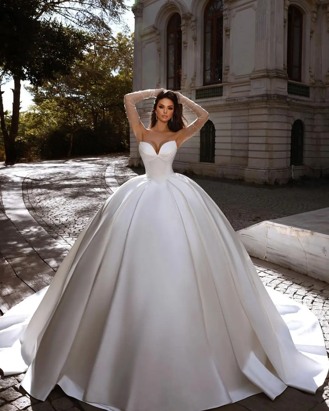 ชุดแต่งงานที่ไม่มีสายหนัง A-Line ซาติน Sweep Train ชุดเจ้าสาว V คอบอลชุดลูกไม้ขึ้นด้านหลัง