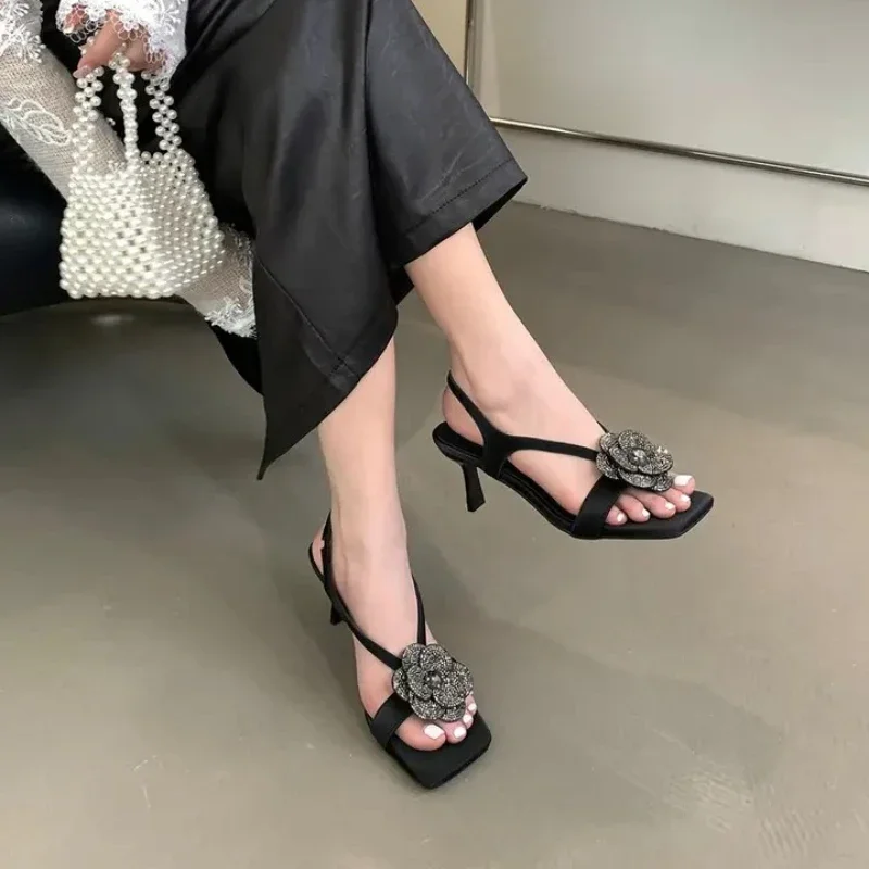 Open Toe Sandals com strass flor design para mulheres, salto alto fino, bombas de cinta no tornozelo, vestido, designers de luxo, verão