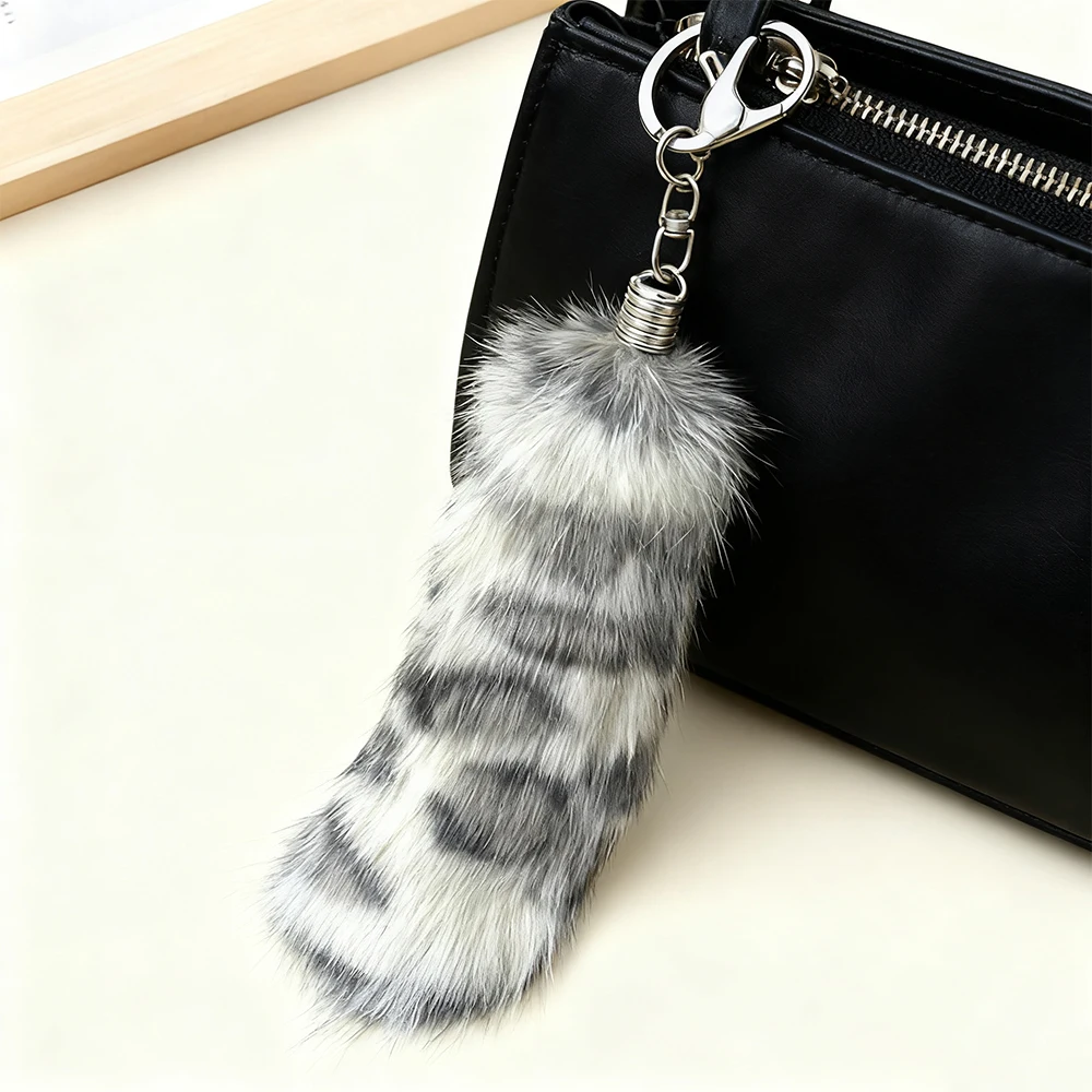 سلاسل مفاتيح من الفرو الصناعي المنفوش: سحر أنيق وناعم الملمس للمفاتيح والحقائب، مع تصميمات لافتة للنظر للإكسسوارات العصرية