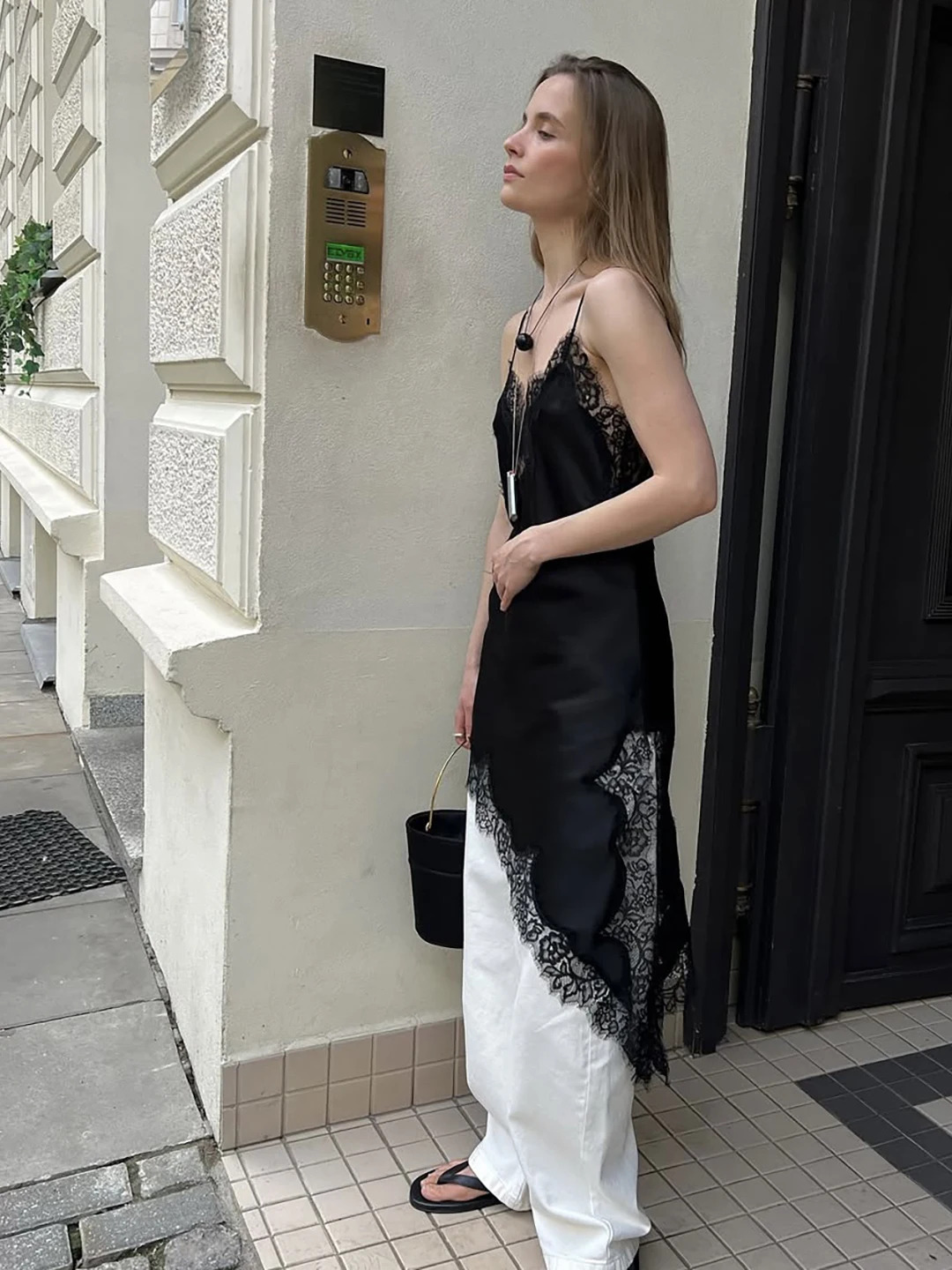 Mini abito irregolare con canottiera in pizzo satinato da donna