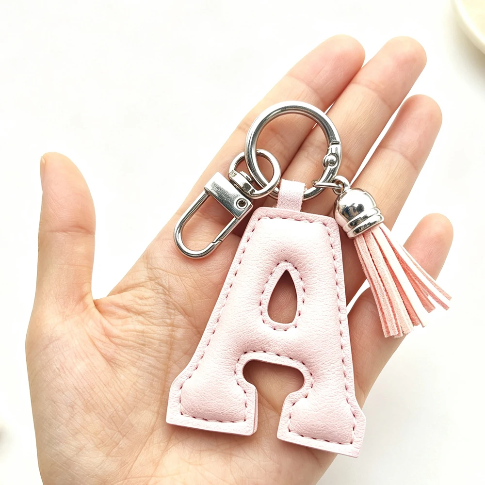 Modischer A-Z Initialen-Leder-Schlüsselanhänger mit Mini-Quasten-Dekor, Einfarbiger Alphabet-Schlüsselring, Rucksack-Ornament für Mädchen, Charm-Geschenk – Detail 6