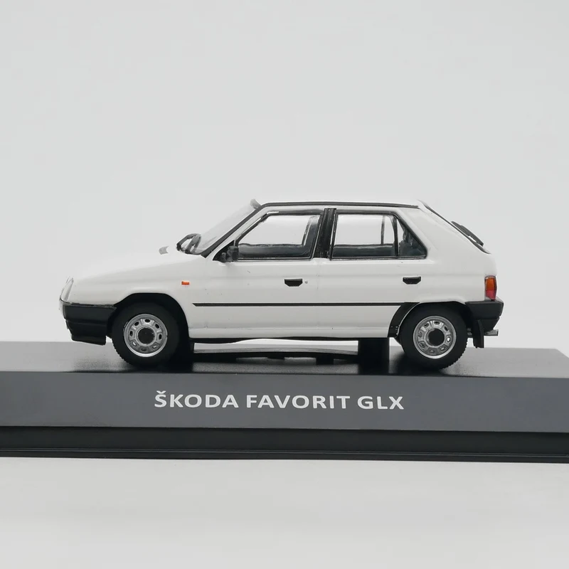 Ixo 1:43 Skoda Favorit GLX Diecast Car Metal Toy Vehicle Models