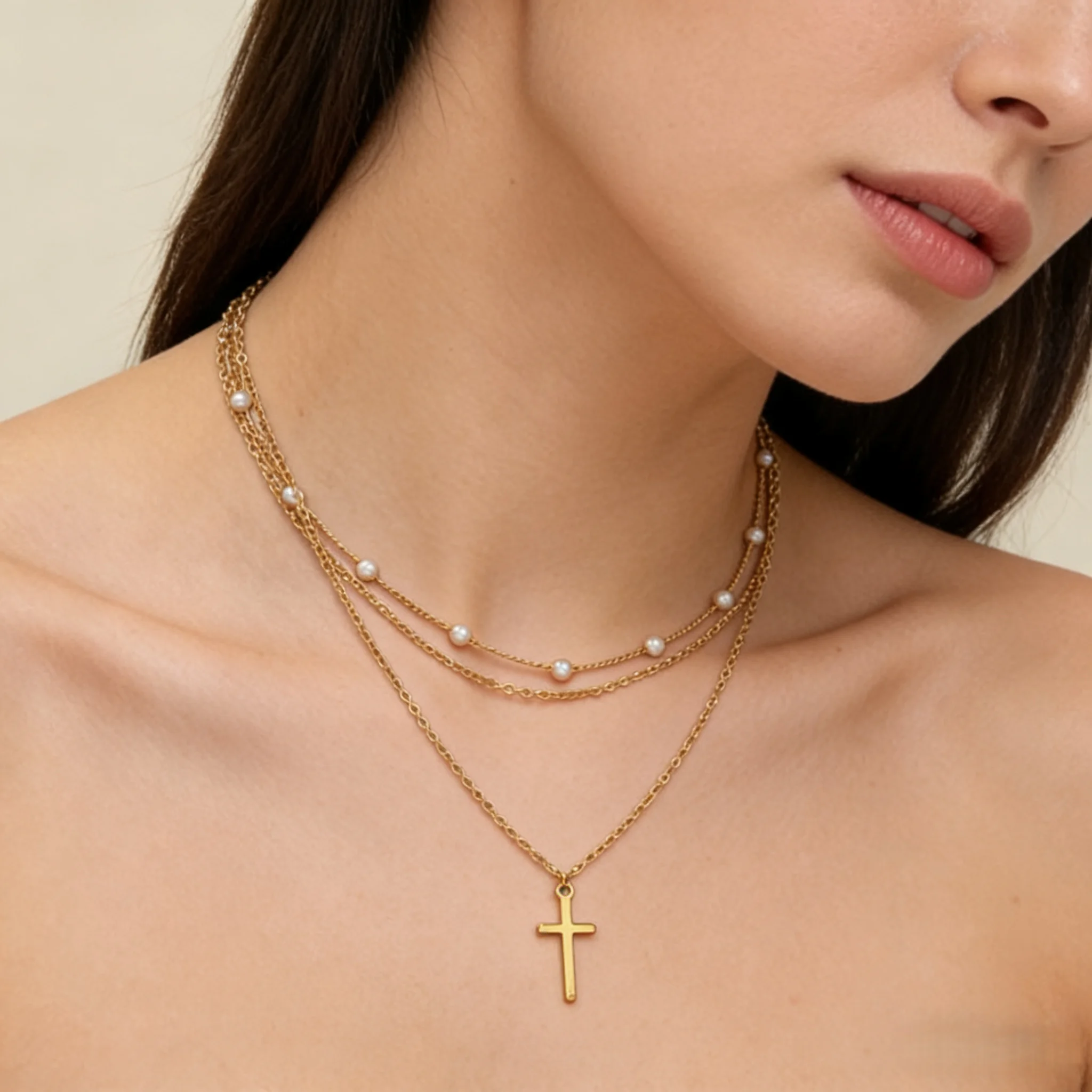 عقد متقاطع متعدد الطبقات بلون ذهبي جديد لعام 2025 (قطعة واحدة) مزين باللؤلؤ إكسسوارات يومية عصرية وأنيقة
