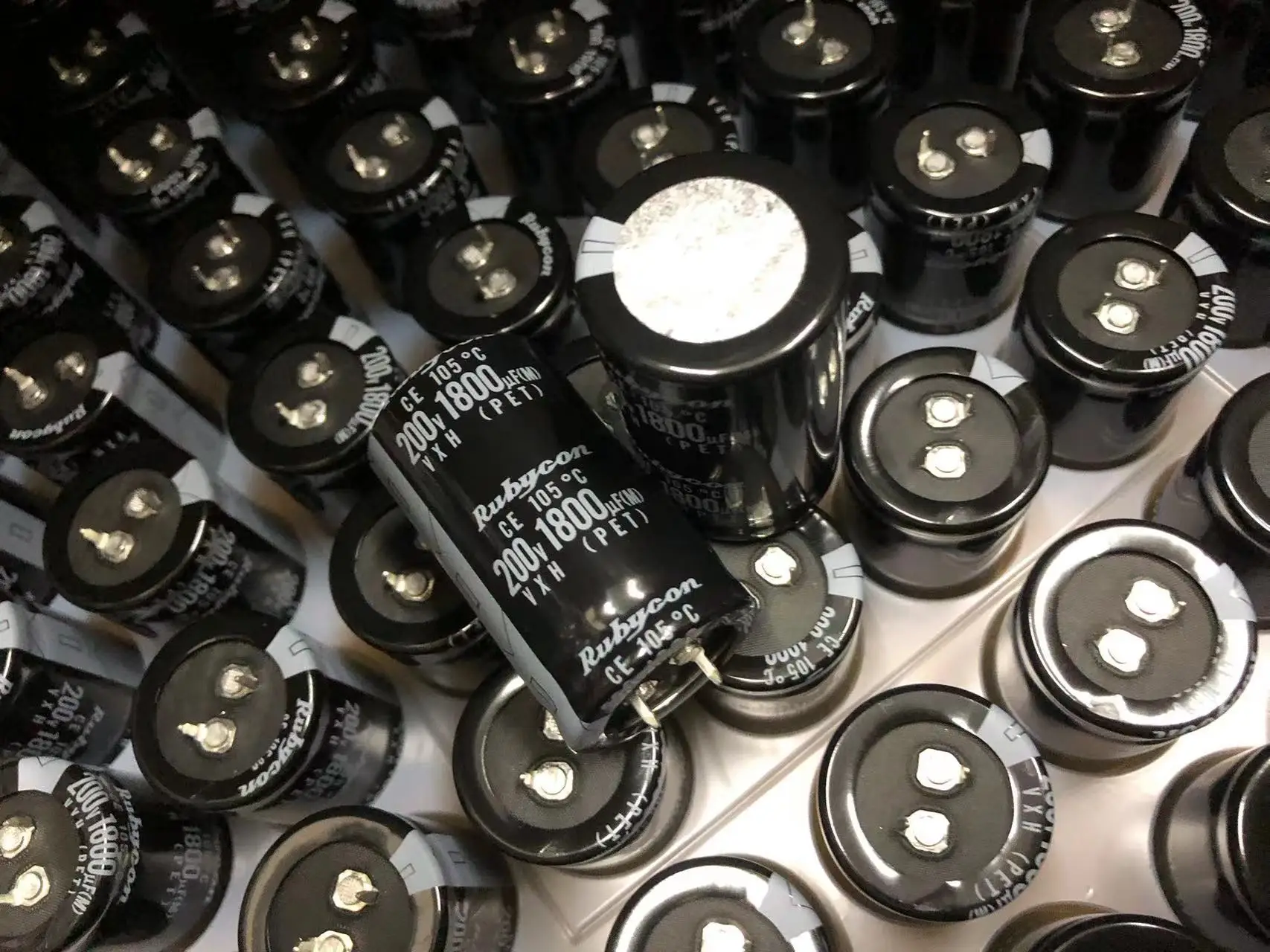 2024 Rubycon importowany aluminiowy kondensator elektrolityczny 200v 1800uf 30*50 rubinowy seria VXH 105 stopni 200V1800UF 30X50mm