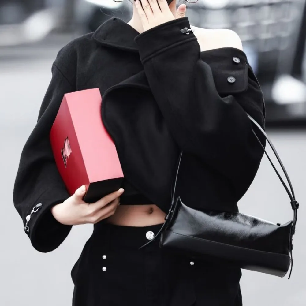 

Oil Wax Leather Niche Design High Sense Single Shoulder Armpit Bag Versatile Niche High Fashion Simple Texture Unique Elegance