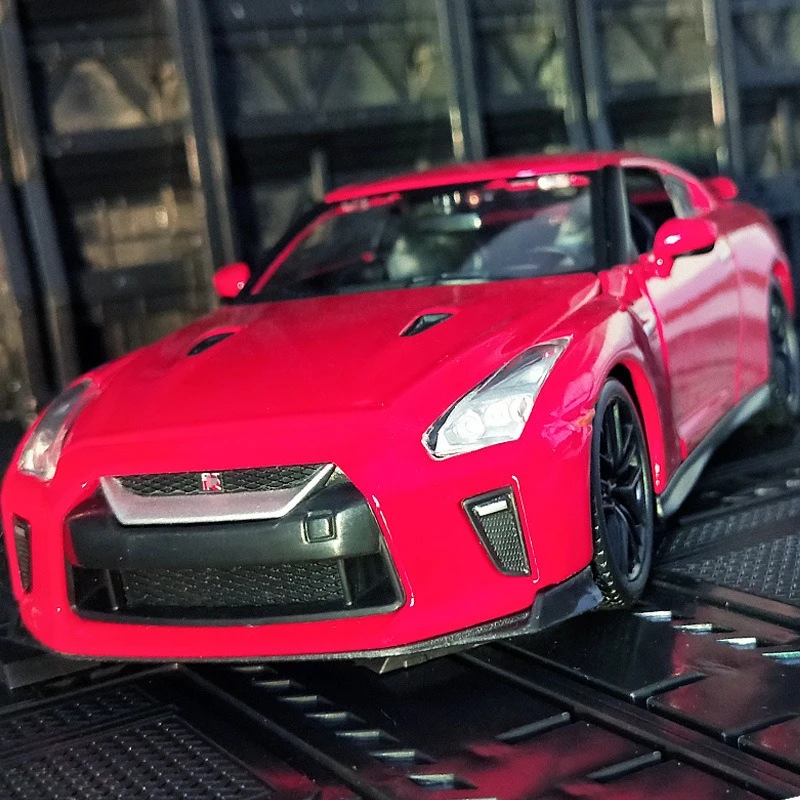 

Bburago 1:24 2017 GT-R Car Model Alloy Car Ornament Collection Gift for Boys