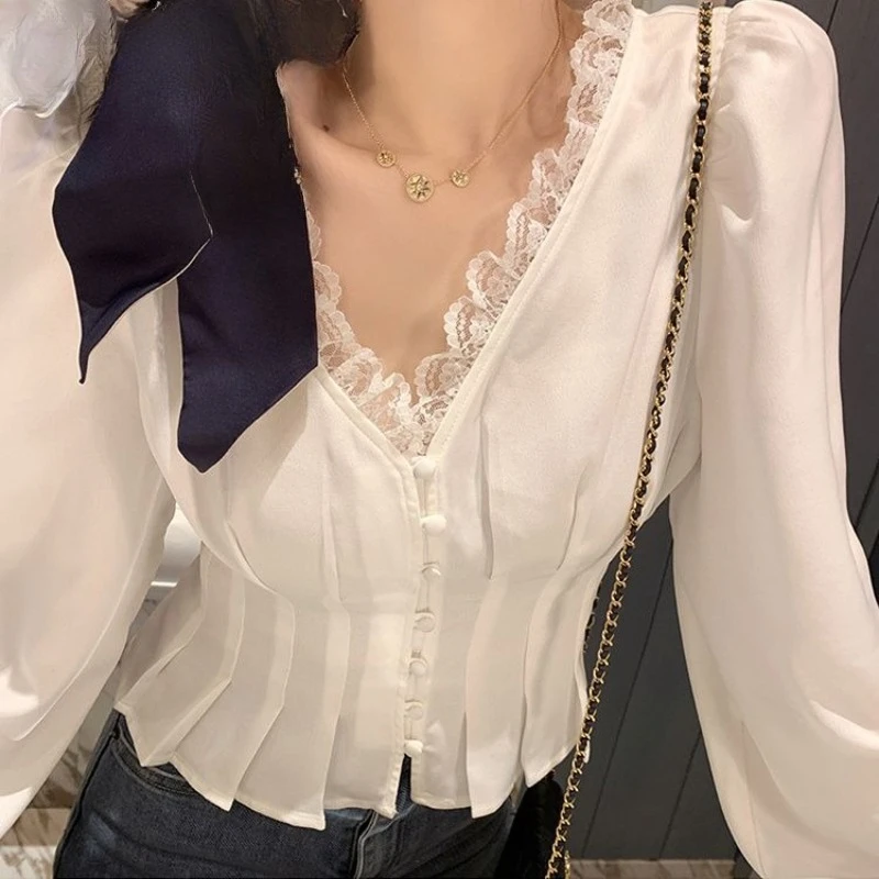 

Spring/Summer 2025 White French V-neck Stitching Lace-edged Women's Street Top Shirt
