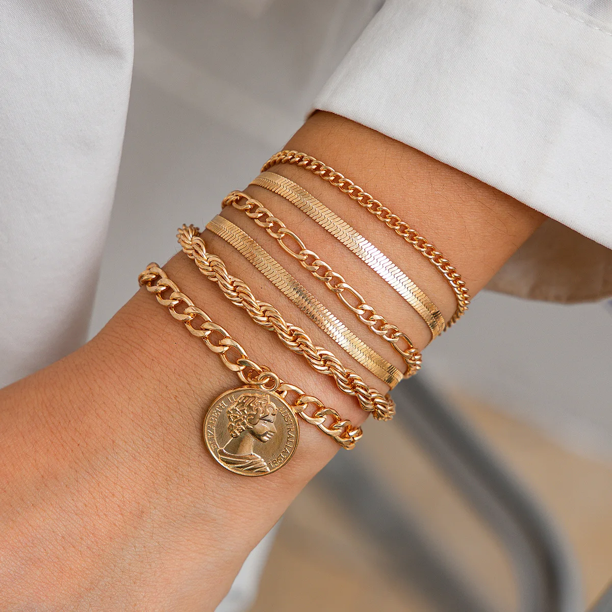 Retro Portrait Circular Pendant Bracelet 2025 Women's Multi Layer Gold Color Metal Flat Snake Chain Girl Fashion Charm Jewelry