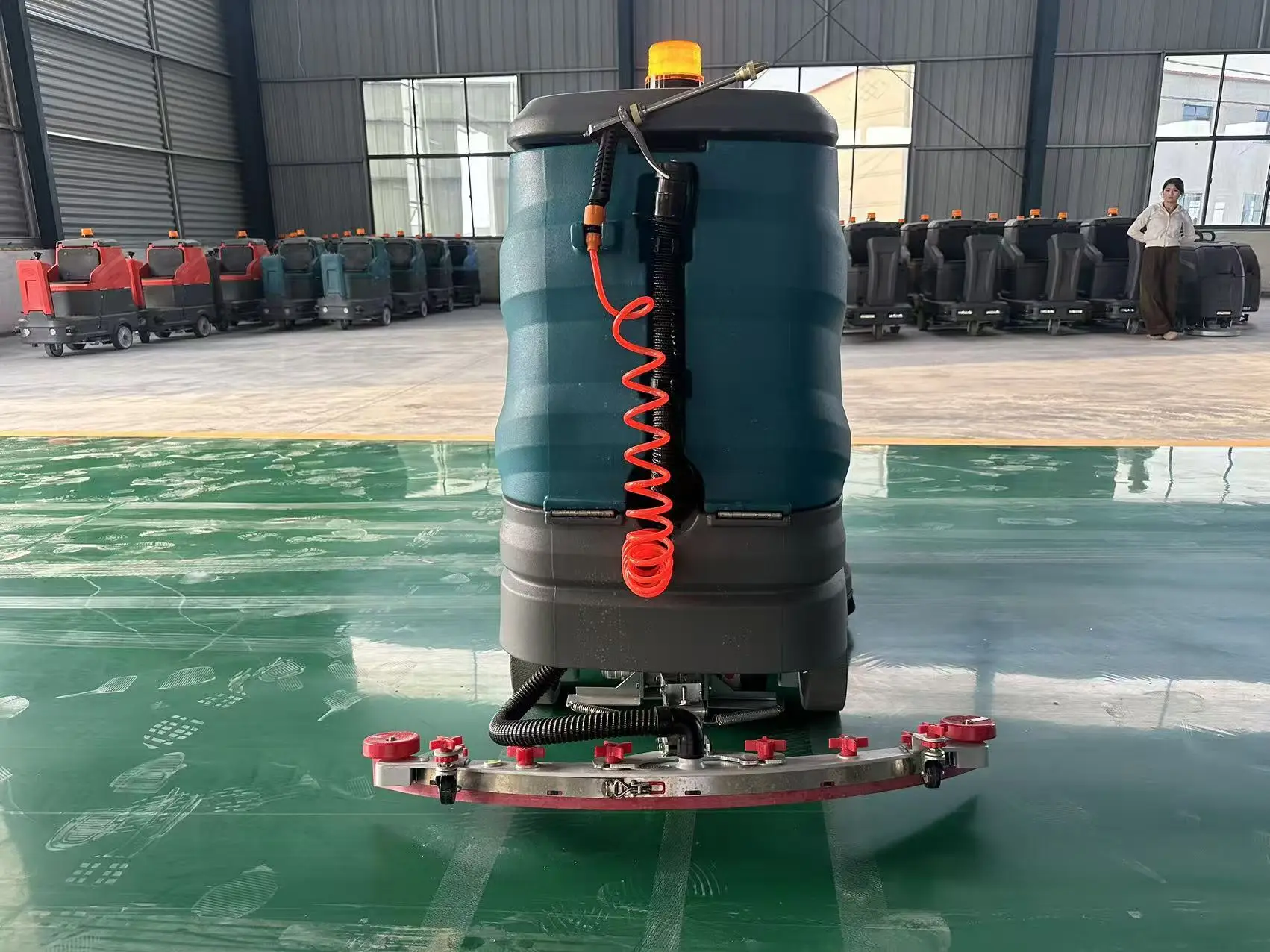 دفع ماكينة غسل الأرضيات الصناعية روبوت التنظيف بالضغط العالي وظيفة التعقيم لتنظيف مساحة كبيرة في فندق المستشفى