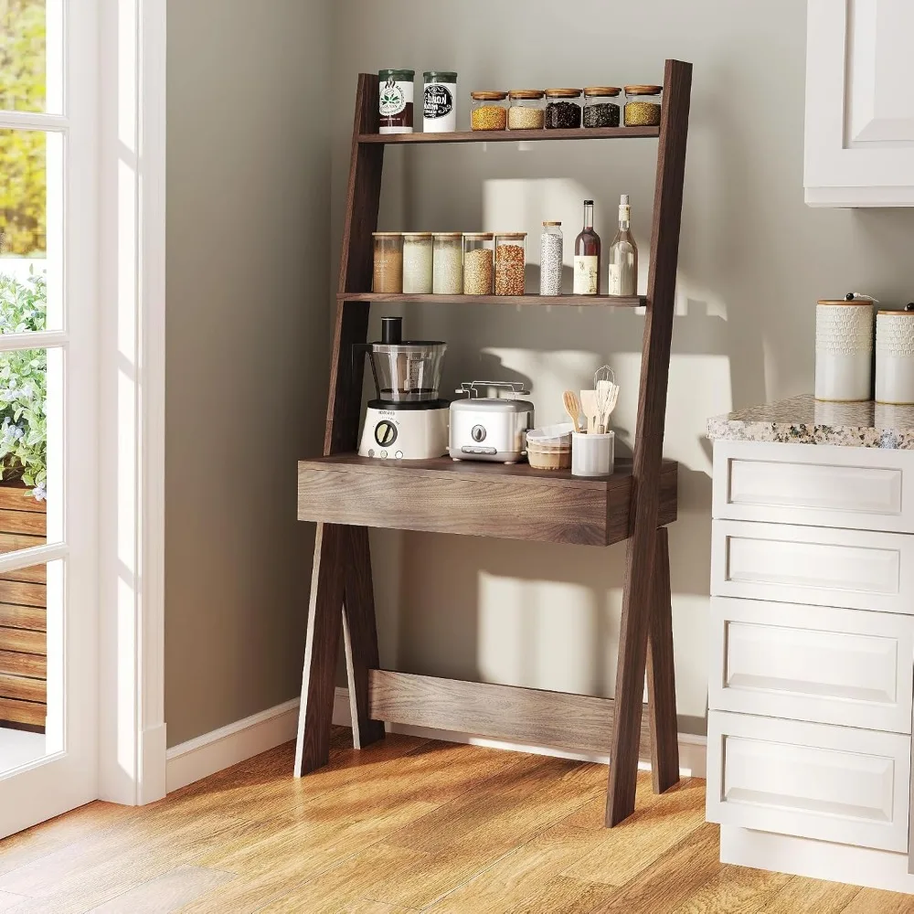 جزيرة مطبخ كبيرة جدًا من الخشب المطاطي الصلب مع منافذ كهربائية، وسطح عمل واسع، وأدراج تخزين وأرفف مفتوحة