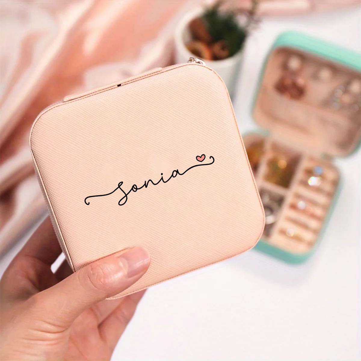 

Personalized Initial Portable Jewelry Box Zipper Storage Box Suitable for Women and Bridesmaids Gifts