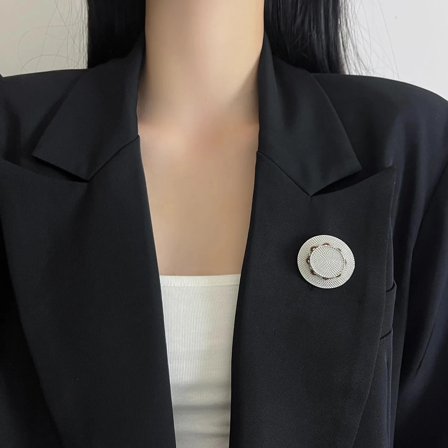 Heavy-duty metal cap brooch, luxurious and fashionable delicate suit sweater pin, travel, vacation, public relations jewelry