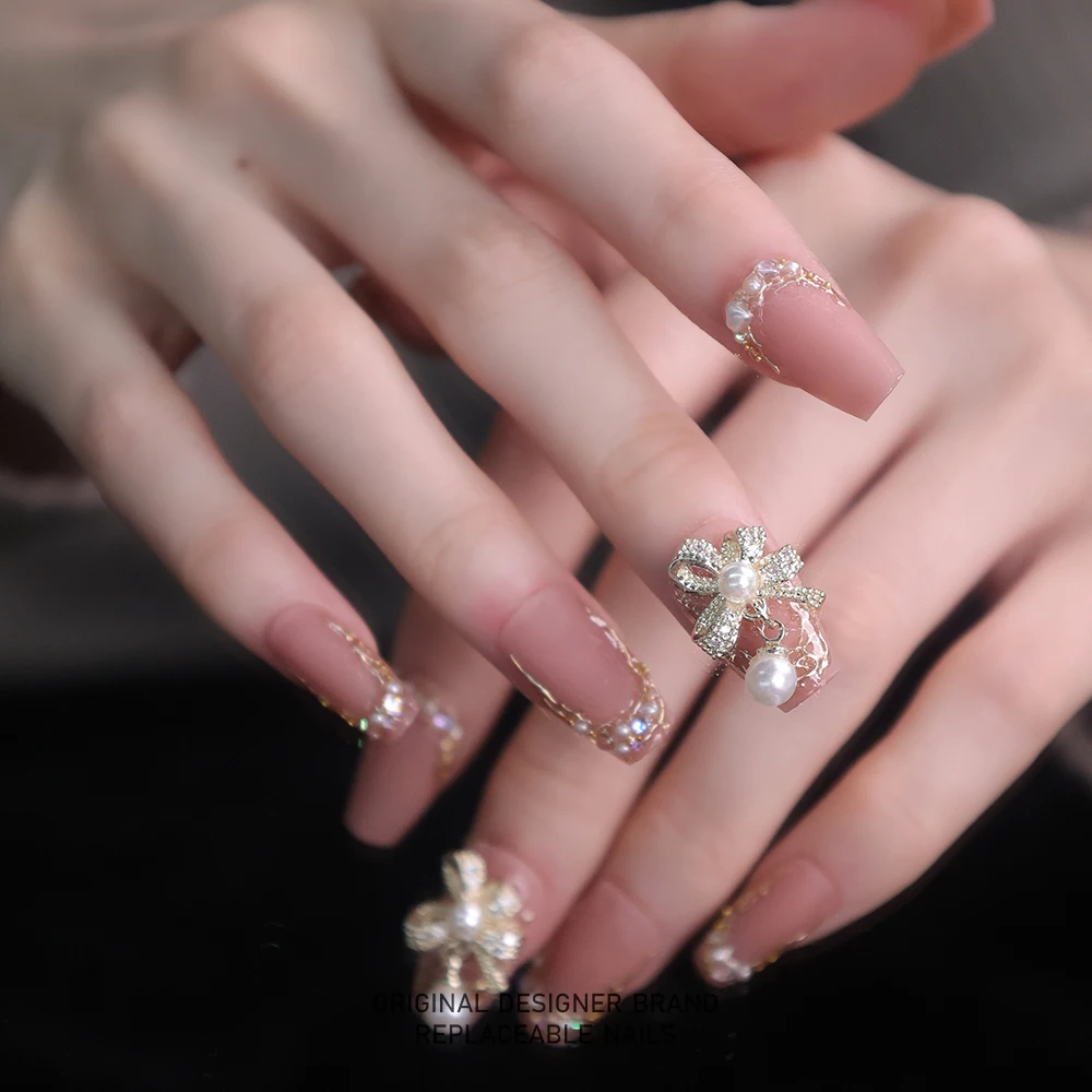 De Nail Art Van De Ziiibeyond Chaebol-Dochter Is Met De Hand Gedragen, Draagt Een Prachtig Prinsessenmodel, Een Nail Art-Ladder Met Sterren Zb24