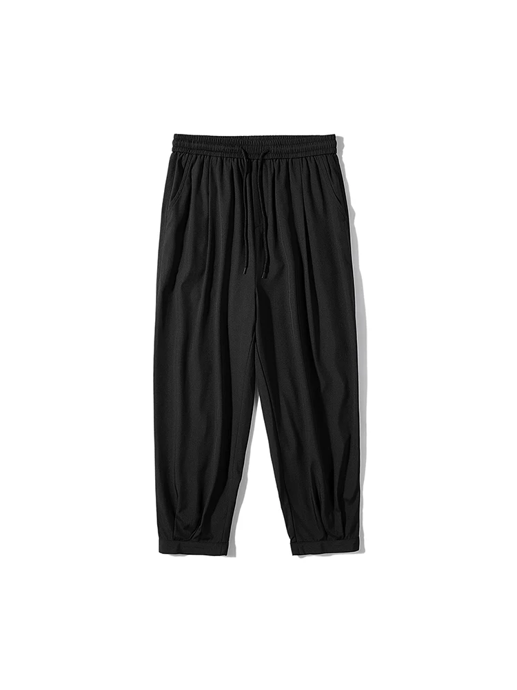 Solid basic sweatpants in summer with loose cuffs and a couple of sweatpants