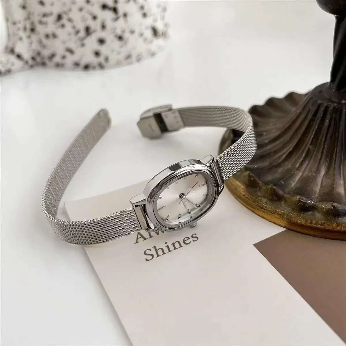 

Элегантные минималистичные женские часы с овальным циферблатом из серебра холодных тонов, кварцевый механизм, универсальный дизайн с тонкой цепочкой, модный аксессуар