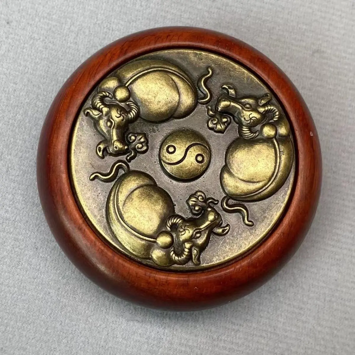 Copper to money to make money, hand-to-hand pieces turn the world around, antique ornaments rotate and play, cultural games, cre
