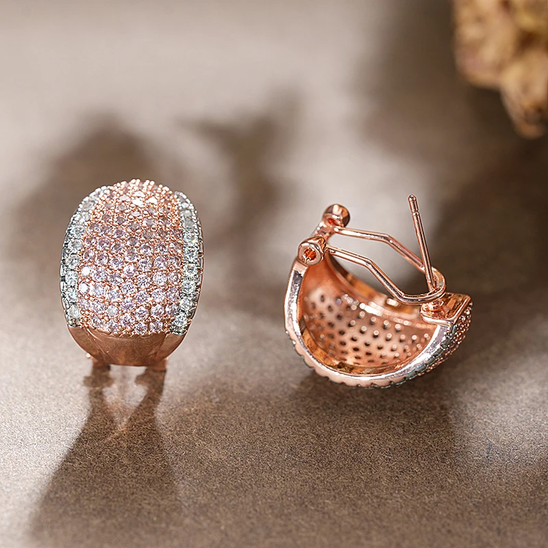 Huitan Zweifarbige Damen-Ohrstecker mit eingelegtem leuchtend rosa CZ, modische Accessoires für Party, Hochzeit, vielseitiger, alltäglicher, ausgefallener Schmuck – Detail 3