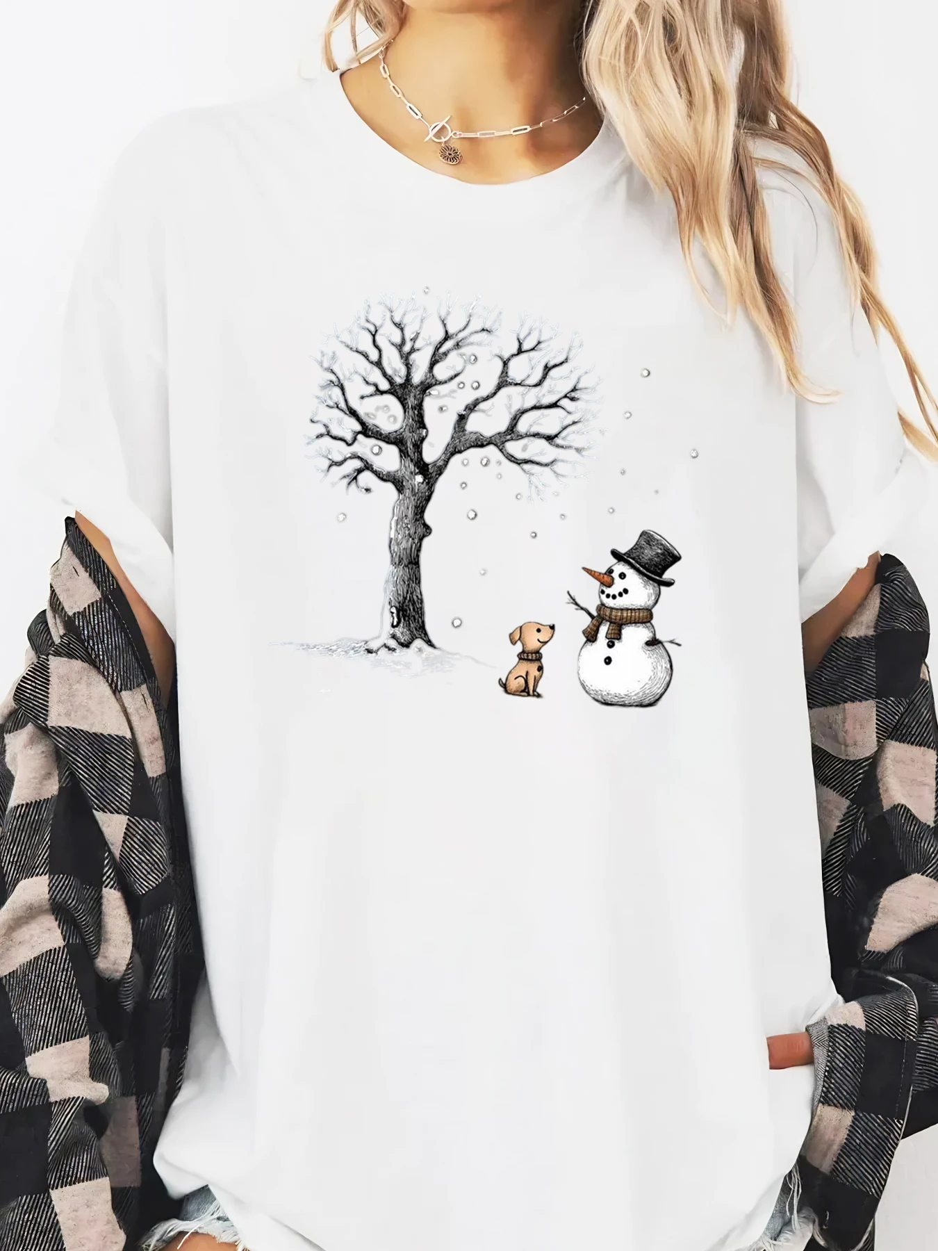 تي شيرت نسائي بأكمام طويلة مطبوع عليه مشهد الشتاء على شكل رجل الثلج والكلب، ملابس كاجوال باللون الأبيض مقاس كبير #1