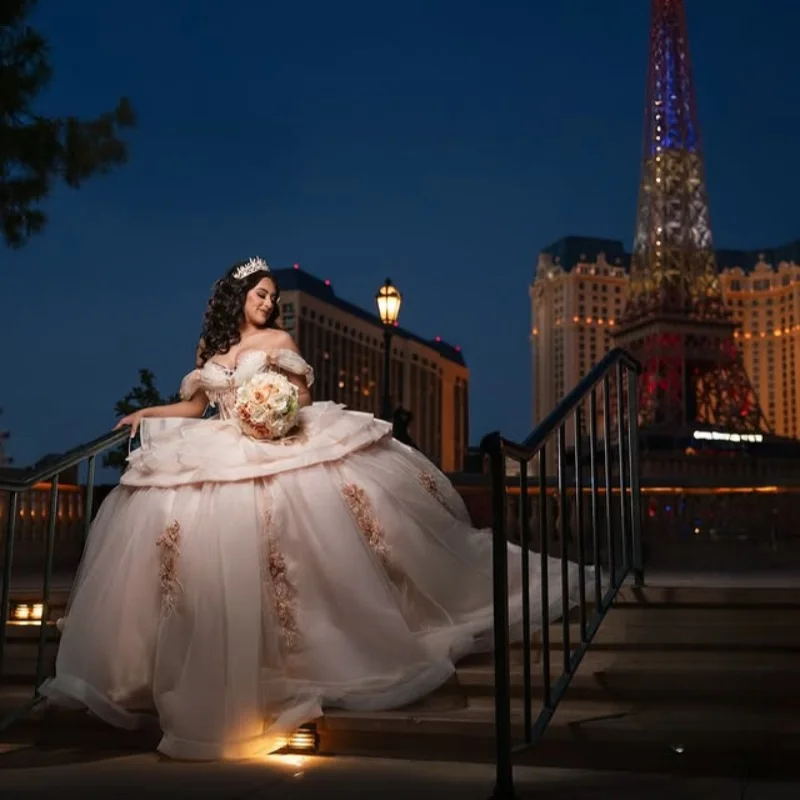 

Платье Quinceanera цвета шампанского с аппликацией, многослойное бальное платье с цветочной наклейкой, длинный хвост, платья de 15, quinceañera по индивидуальному заказу