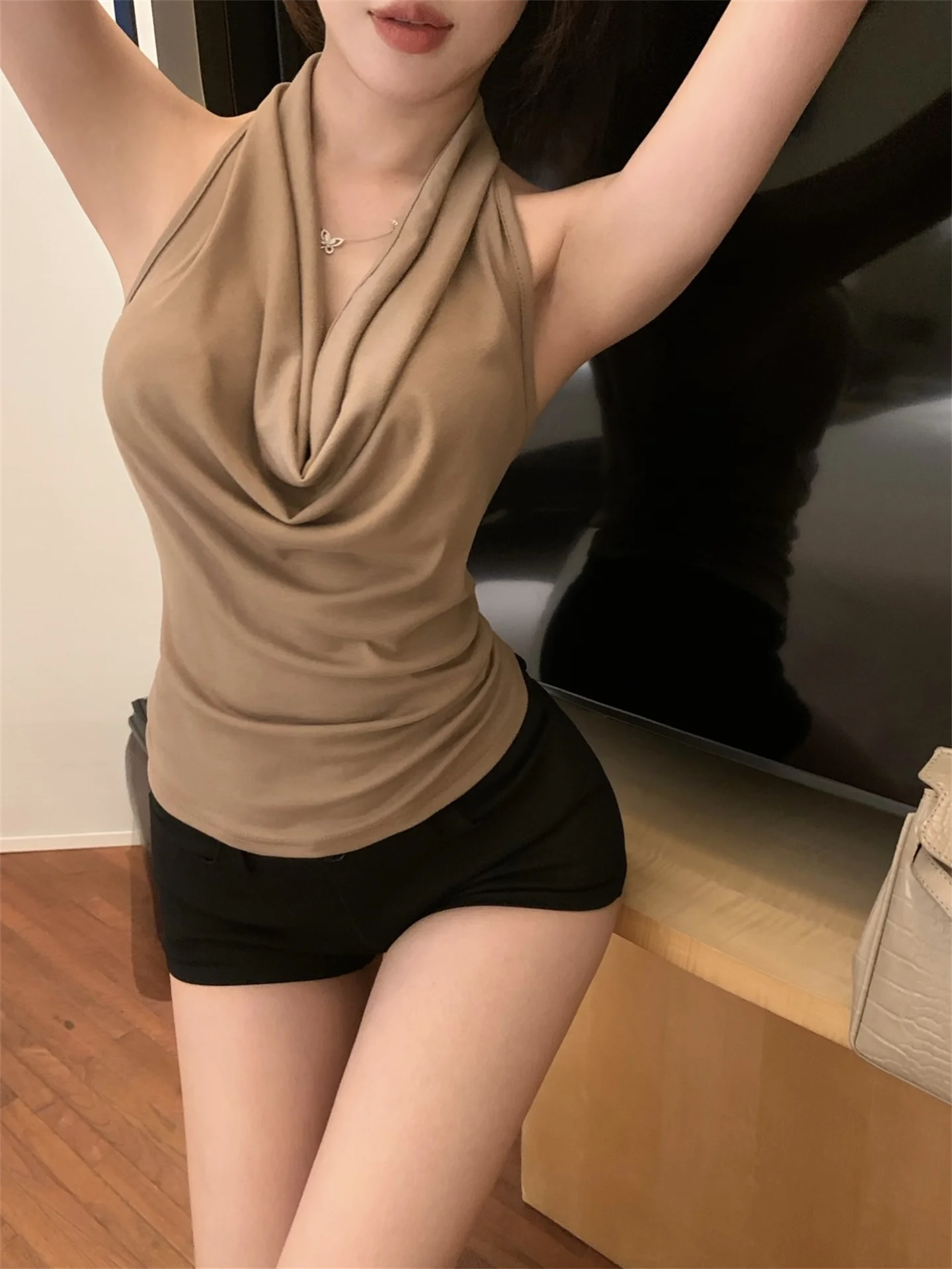 Schlankmachendes, sexy ärmelloses T-Shirt mit schwingendem Kragen, Ins Pure Desire, heißes Mädchen-Design, hängender Hals, Damenmode-Top, maschinell gewaschen – Detail 2