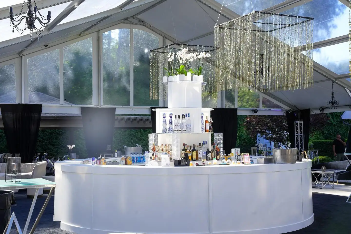 Wedding Curved Cocktail Bar Counter With Storage Wood Bar Counter Table  for Hotel Party Wedding Event