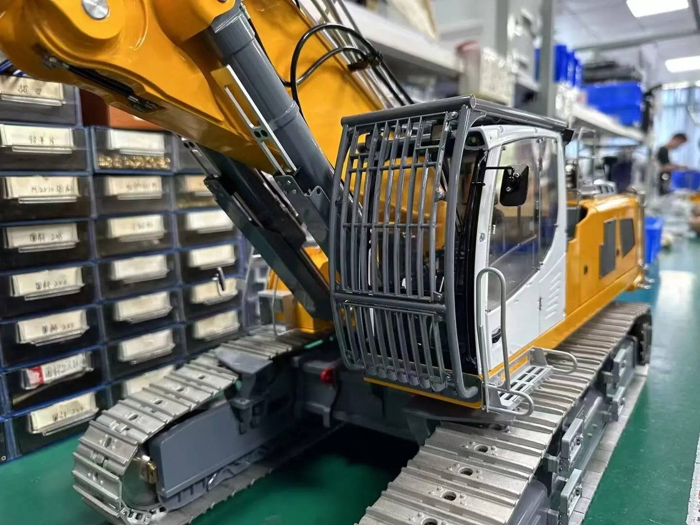 Novo lesu lr960 1/14 rc escavadeira hidráulica completa escavadeira pesada metal rastreado sistema de luz do veículo de construção pintado montado