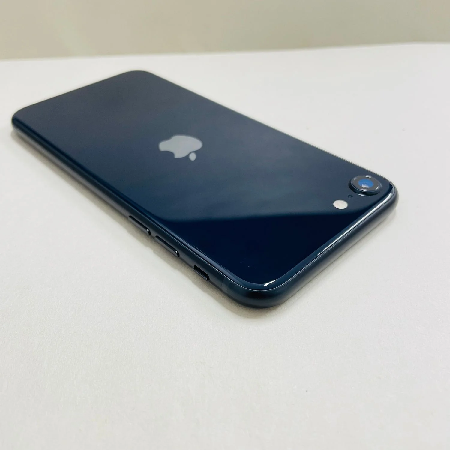 هاتف Apple iPhone SE (2022) الأصلي غير مقفول بذاكرة وصول عشوائي 4 جيجابايت 64/128/256 جيجابايت ROM مستعمل 4.7 بوصة بصمة NFC Retina IPS شحن سريع للهاتف المحمول