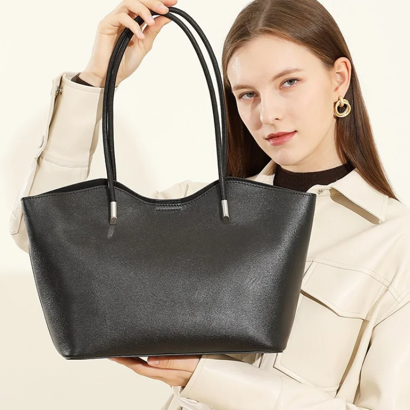 

2025 New Large Capacity Commuter Tote Bag for Women Versatile Orignal Leather Hobo Shoulder Bag Simple Design Works Travel Bag
