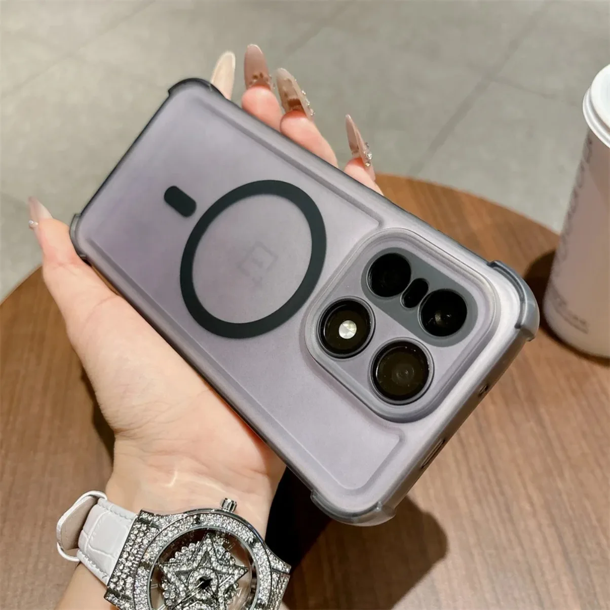 Matte, transluzente, stoßfeste, magnetische Handyhülle mit Linsenschutz für OnePlus Ace 6T 5 Pro 1+ 15 13 15T Rückseite