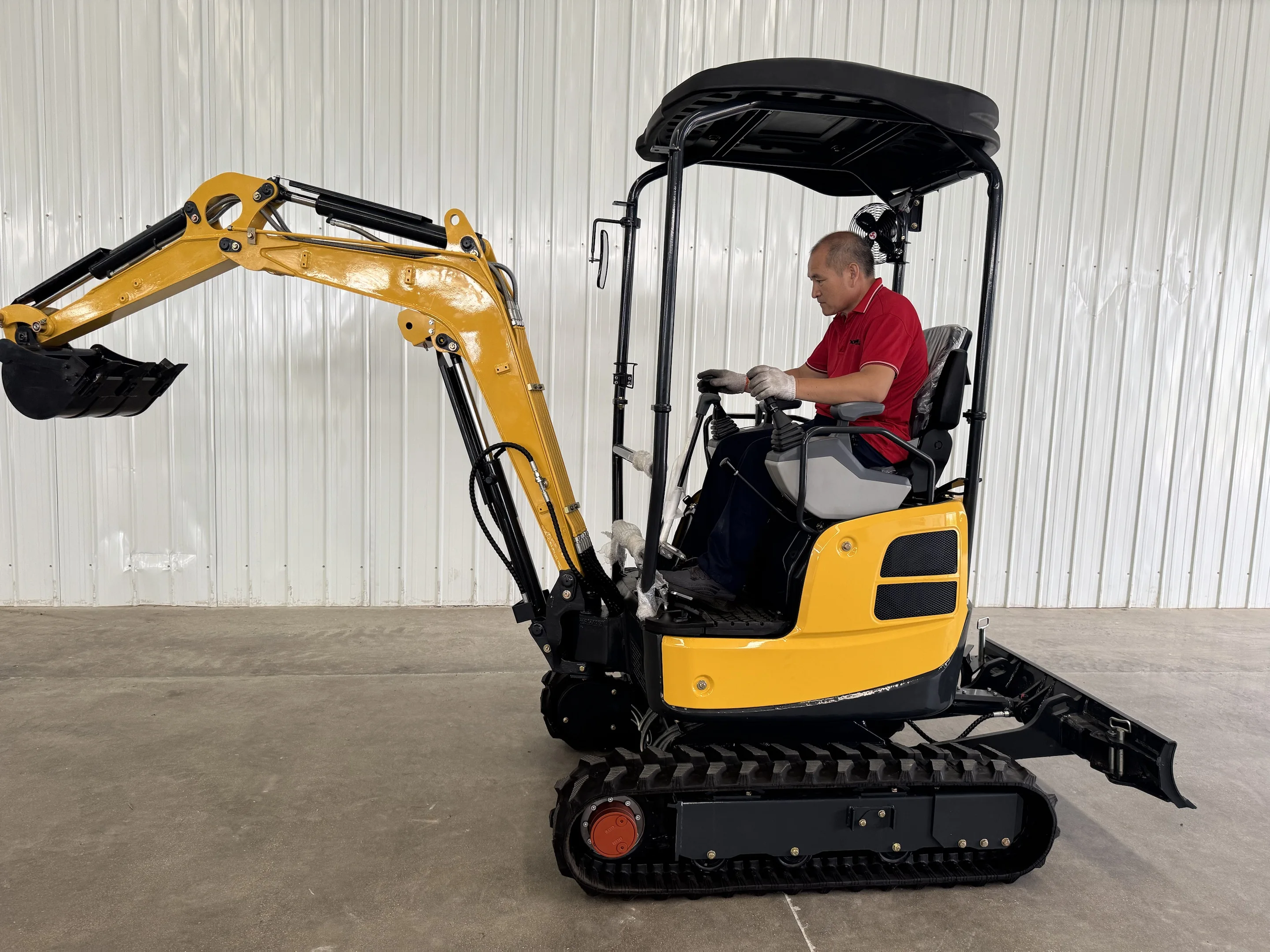 حفارة مزرعة صغيرة معتمدة من CE بطول 1.8 طن متينة وفعالة للوقود ومجهزة بنظام هيدروليكي ذو ذراع قياسي