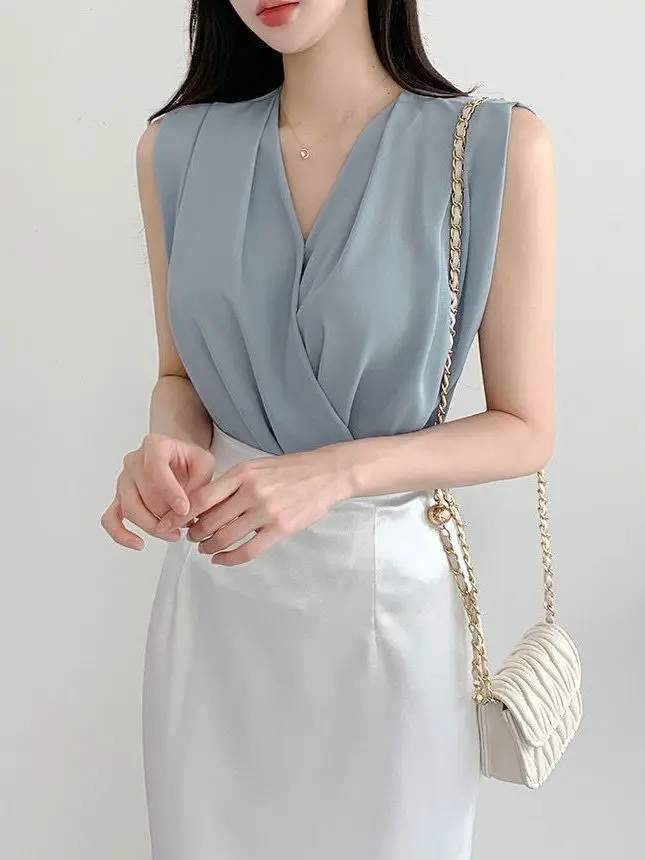 قميص أنيق بدون أكمام برقبة على شكل V للنساء بأسلوب كوري عصري نحيف متعدد الاستخدامات قصير الطول بلون واحد