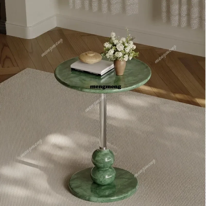 

Минималистичный диван из натурального мрамора, несколько легких роскошных, мобильных телефонов, гостиной, несколько новых моделей