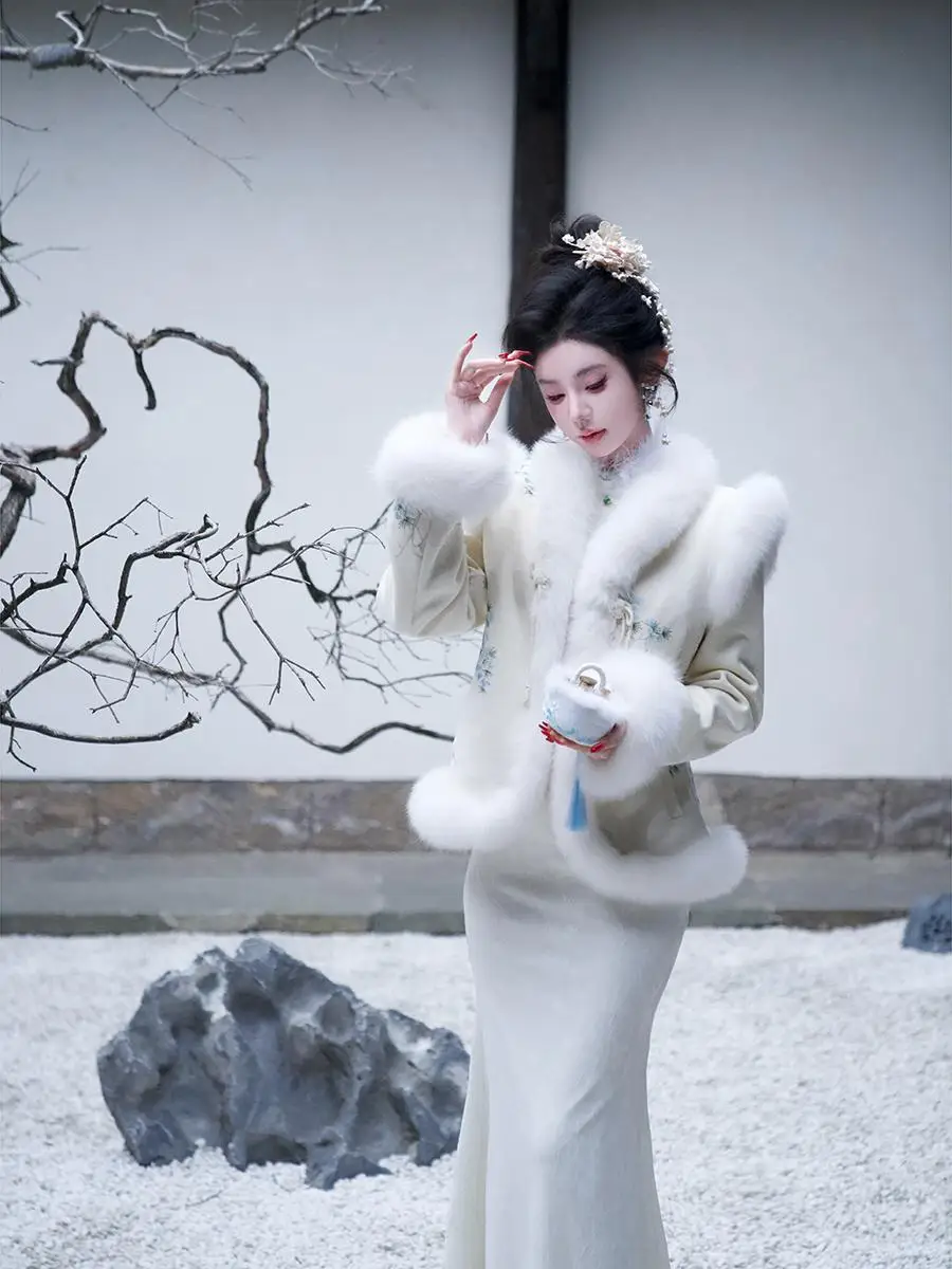 

Новая китайская зимняя модная женская одежда: пуховик в стиле Сунь Я с вышивкой Цин Сун и меховой отделкой в национальном стиле