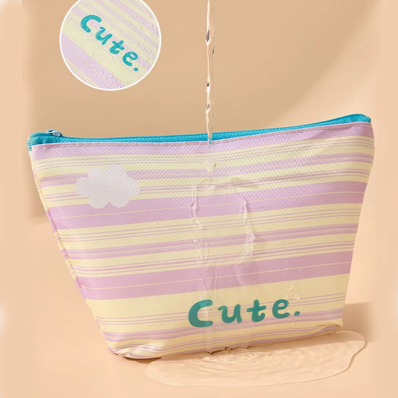 حقيبة مكياج مخططة للنساء للسفر منظم مستحضرات التجميل حقيبة أدوات الزينة ذات سعة كبيرة مع حقيبة بسحاب للمواد الصحية وأدوات الزينة