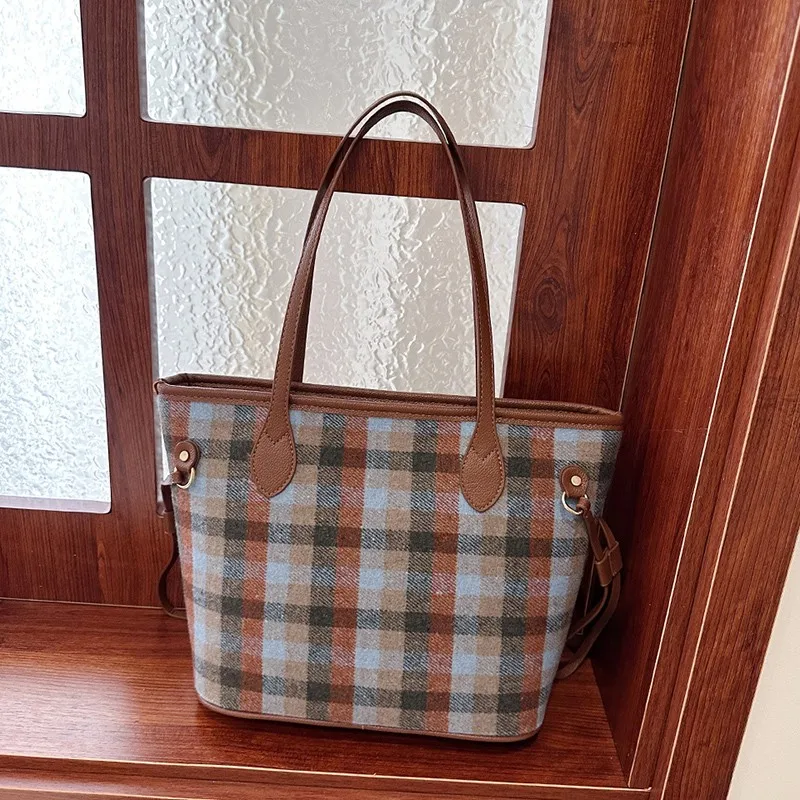 

Famous Designer Classic Handbag For Women, Leather Crossbody Or Shoulder, Elegant And Functional Bag