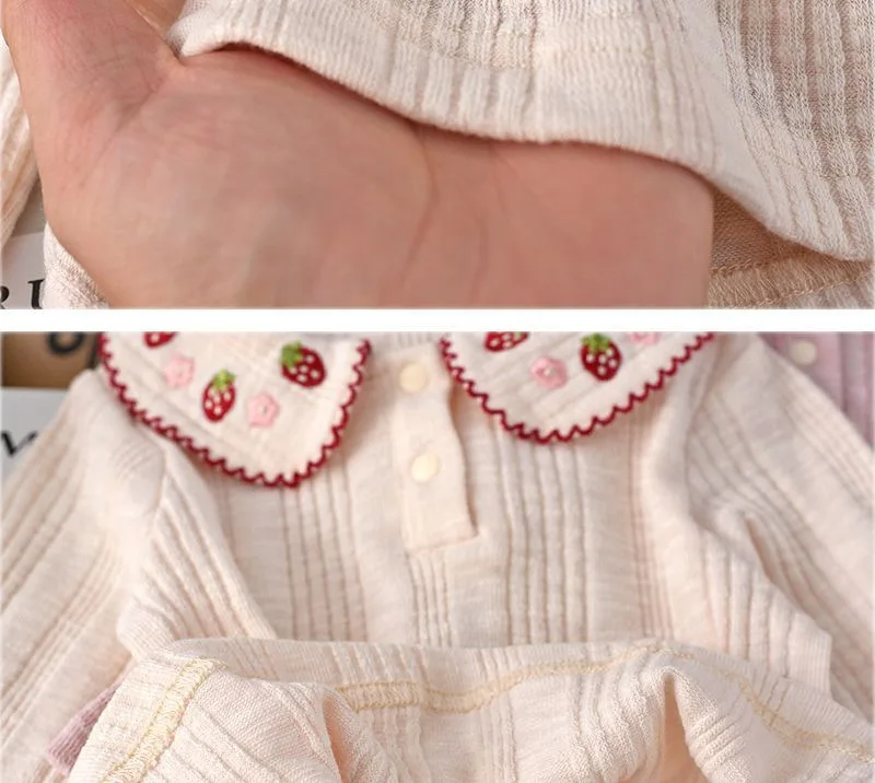 Koreanisches Mädchen-Basisshirt für Frühling und Herbst, langärmelig für junge Mädchen. Stilvolles Kinder-Shirt mit Cartoon-Erdbeer-Motiv. – Detail 10